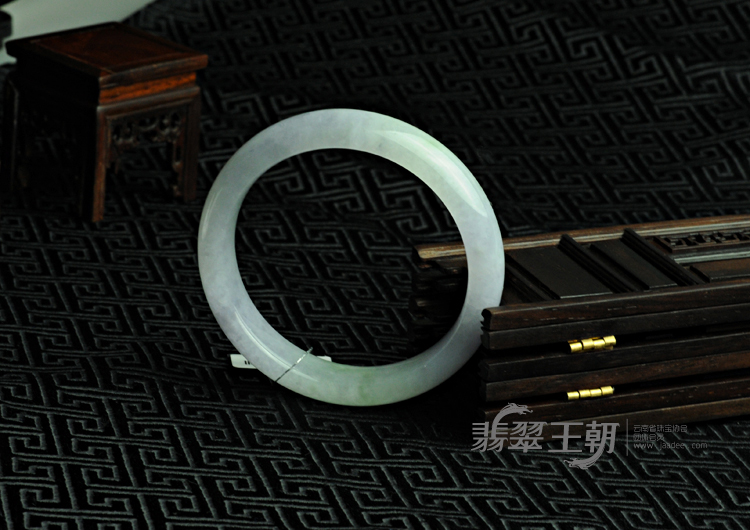 糯冰种春带彩缅甸翡翠手镯（57）