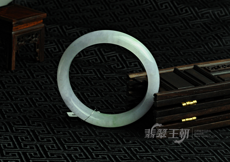 糯冰种春带彩缅甸翡翠手镯（57）