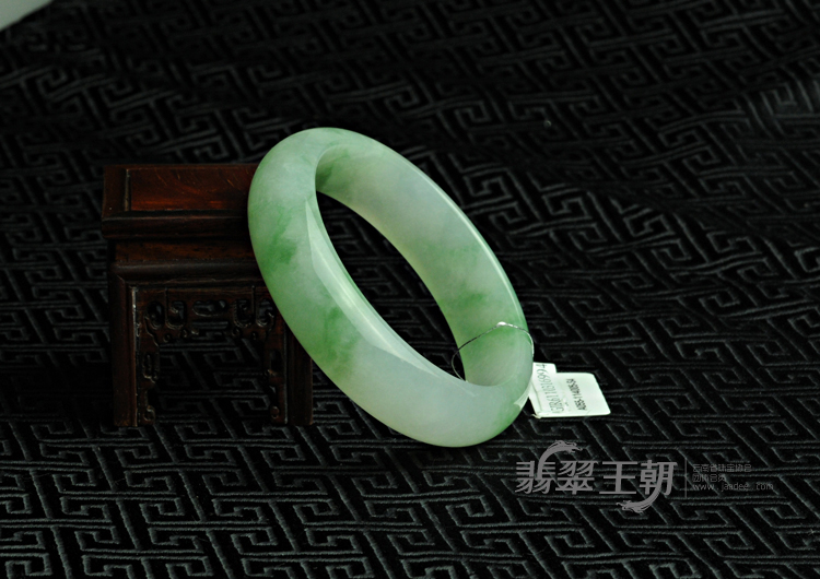 冰种飘翠缅甸翡翠手镯（57.2）