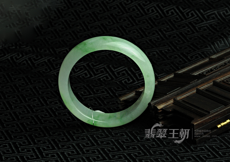 冰种飘翠缅甸翡翠手镯（57.2）