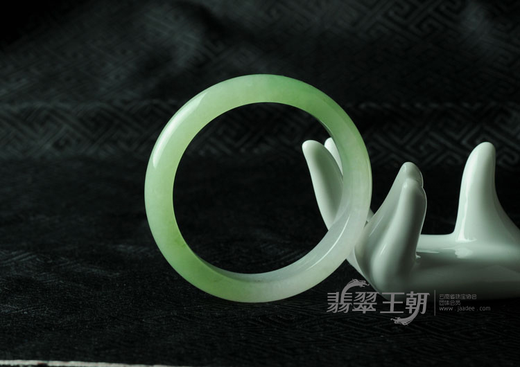 冰种春带彩缅甸翡翠手镯（57.2）