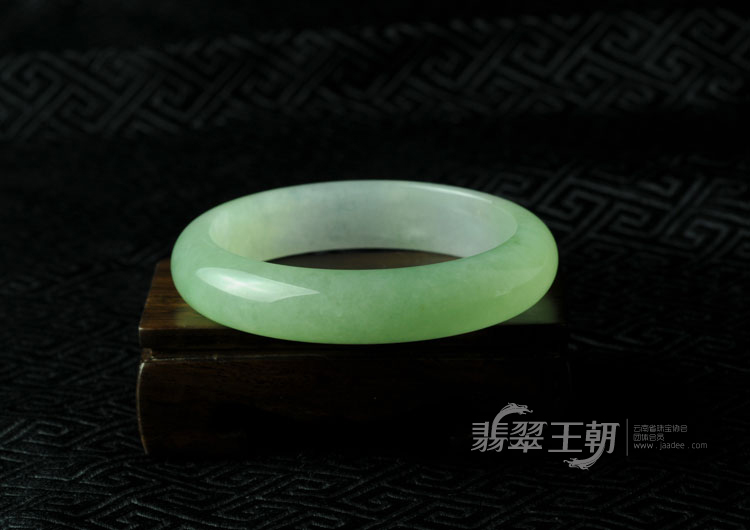 冰种春带彩缅甸翡翠手镯（57.2）