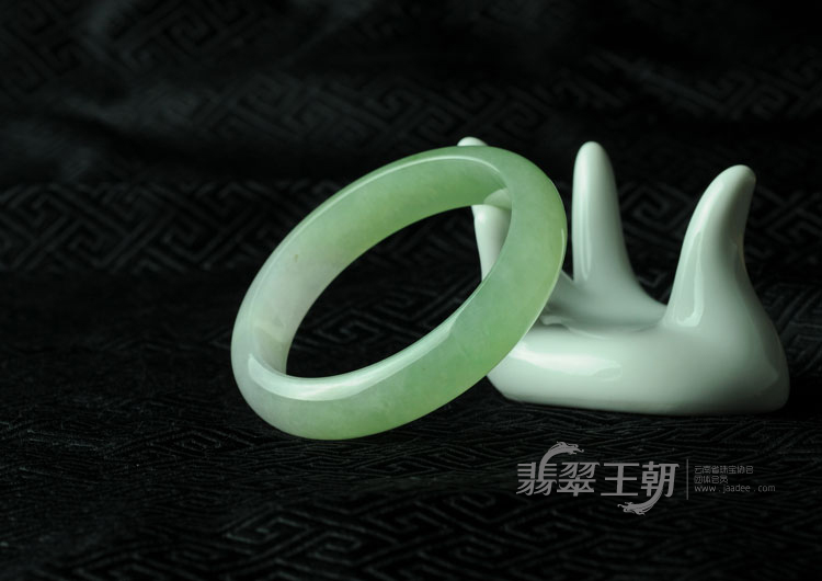 冰种春带彩缅甸翡翠手镯（57.2）