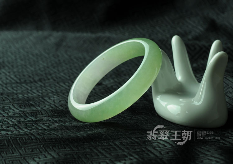 冰种春带彩缅甸翡翠手镯（57.2）