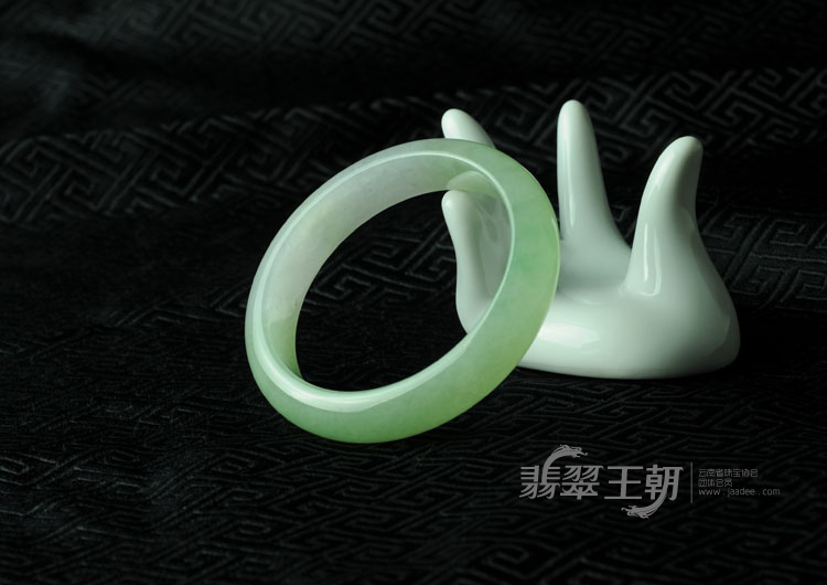 冰种春带彩缅甸翡翠手镯（57.2）