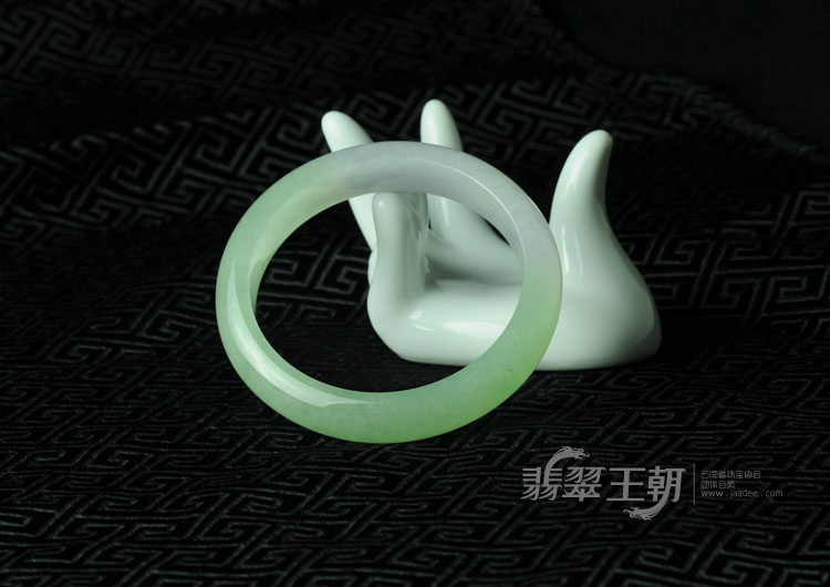 冰种春带彩缅甸翡翠手镯（57.2）