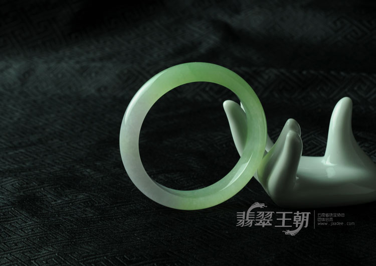 冰种春带彩缅甸翡翠手镯（57.2）