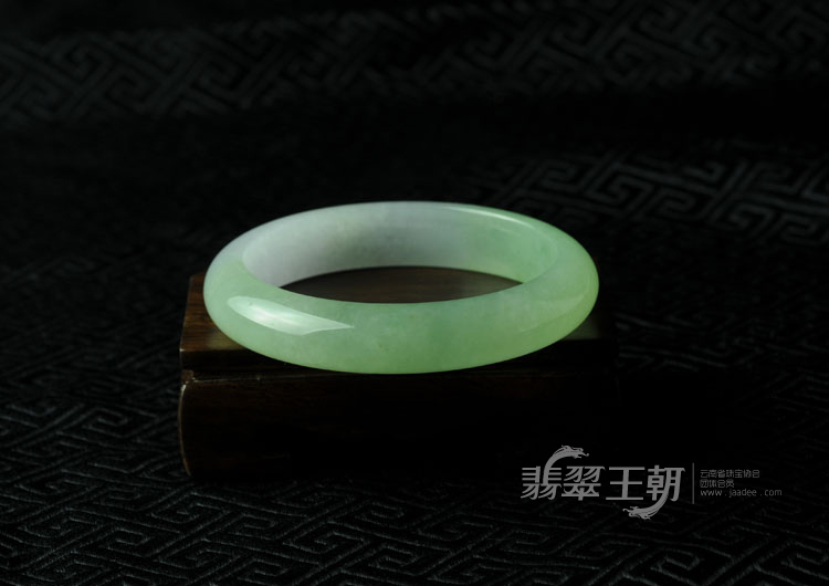 冰种春带彩缅甸翡翠手镯（57.2）