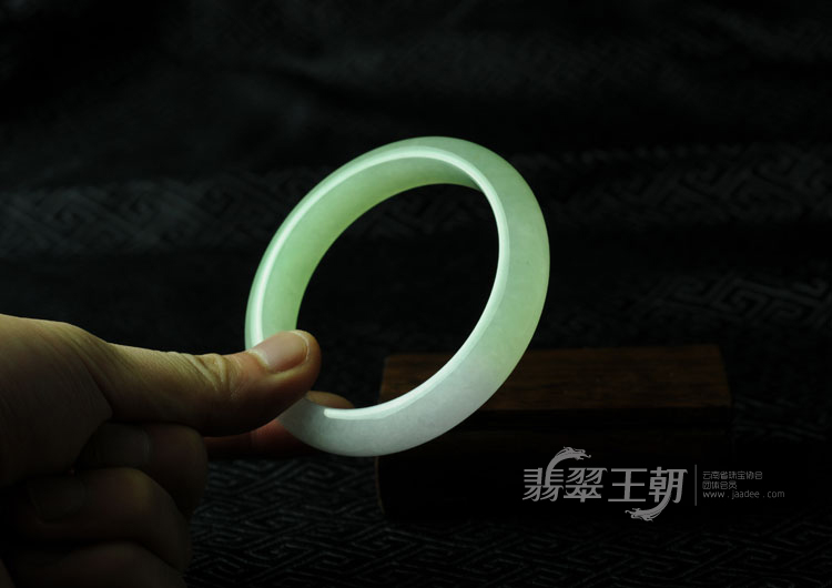 冰种春带彩缅甸翡翠手镯（57.2）