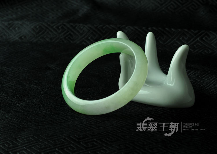 冰种春带彩缅甸翡翠手镯（56.9）