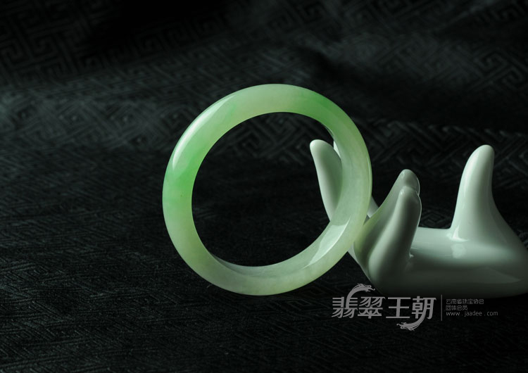 冰种春带彩缅甸翡翠手镯（56.9）