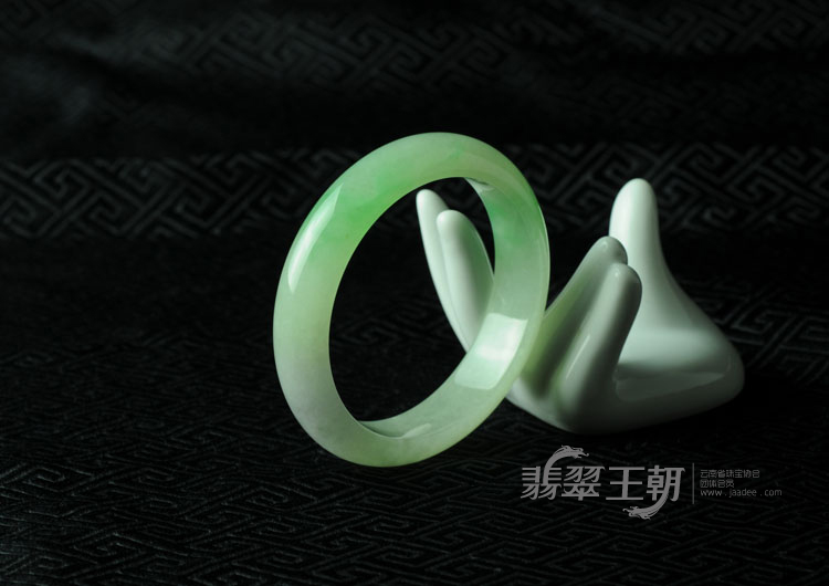 冰种春带彩缅甸翡翠手镯（56.9）