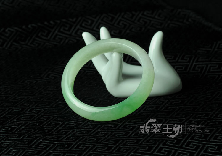 冰种春带彩缅甸翡翠手镯（56.9）