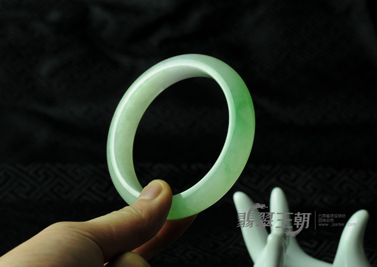 冰种春带彩缅甸翡翠手镯（56.9）