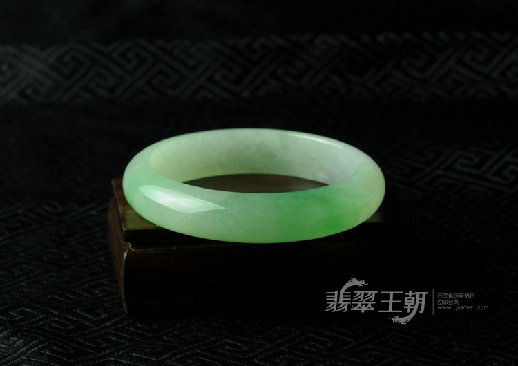 冰种春带彩缅甸翡翠手镯（56.9）