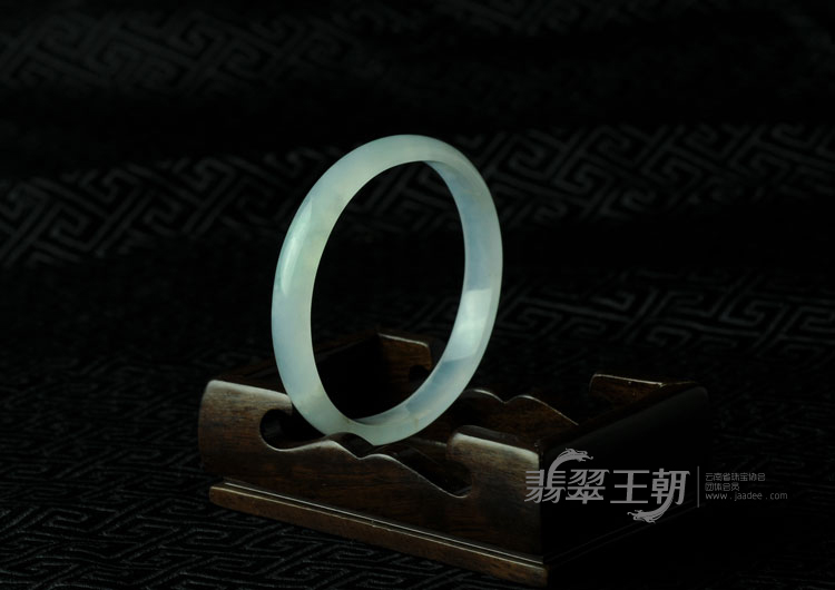 feicui冰种淡紫罗兰飘翠缅甸翡翠贵妃镯（56.4-49）