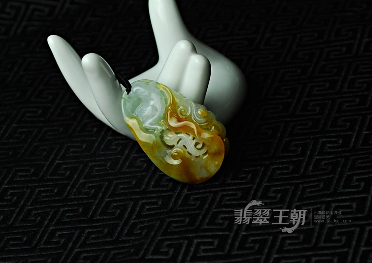 糯冰种黄翡缅甸翡翠喜上眉梢挂件