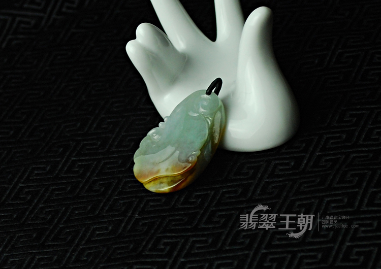 糯冰种黄翡缅甸翡翠喜上眉梢挂件