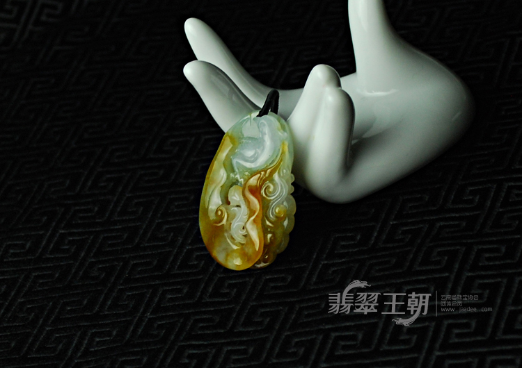 糯冰种黄翡缅甸翡翠喜上眉梢挂件