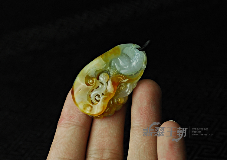 糯冰种黄翡缅甸翡翠喜上眉梢挂件