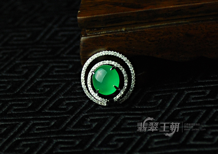 冰玻种翠色满绿包白金缅甸翡翠胸坠