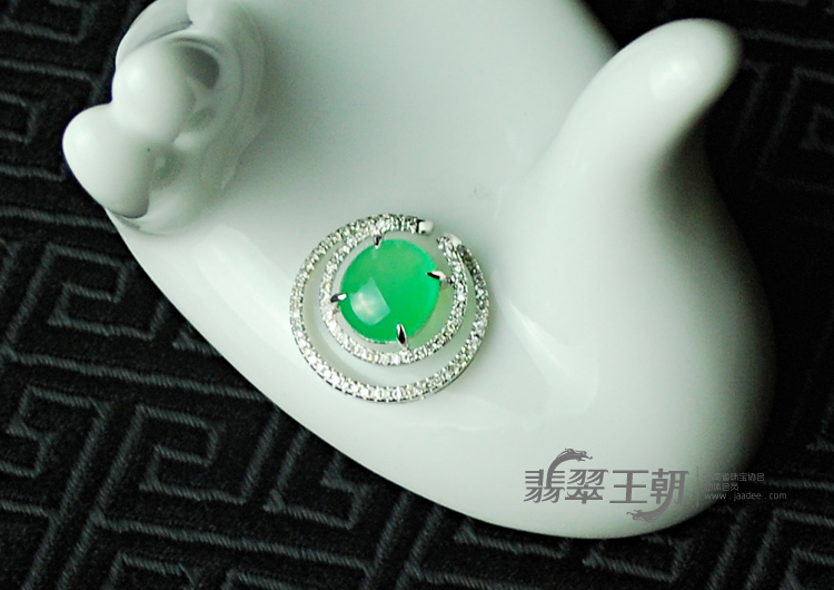 冰玻种翠色满绿包白金缅甸翡翠胸坠