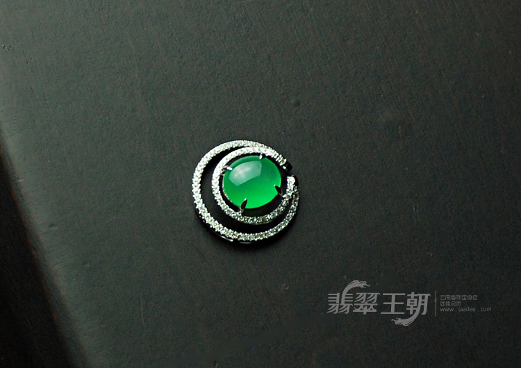 冰玻种翠色满绿包白金缅甸翡翠胸坠