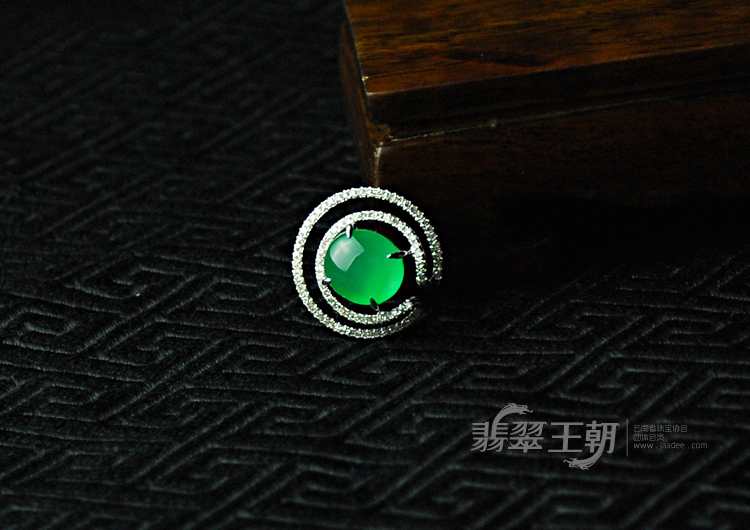 冰玻种翠色满绿包白金缅甸翡翠胸坠