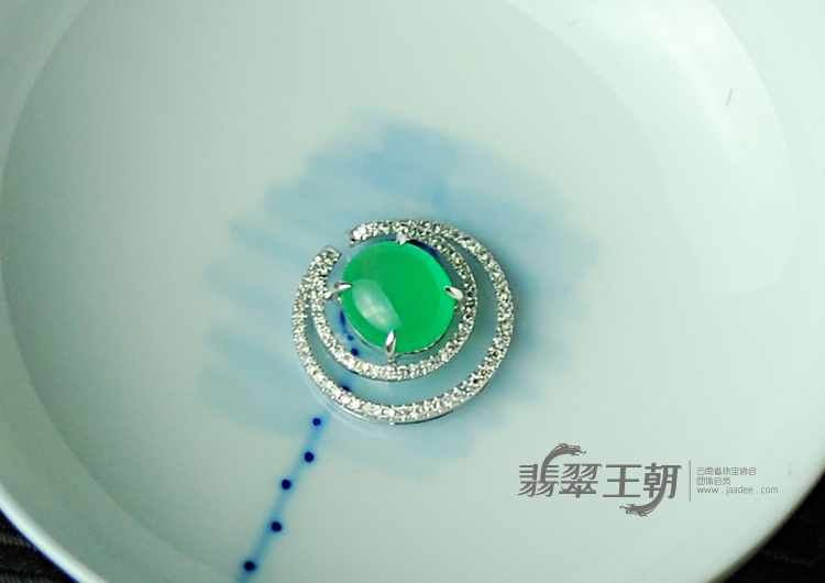 冰玻种翠色满绿包白金缅甸翡翠胸坠