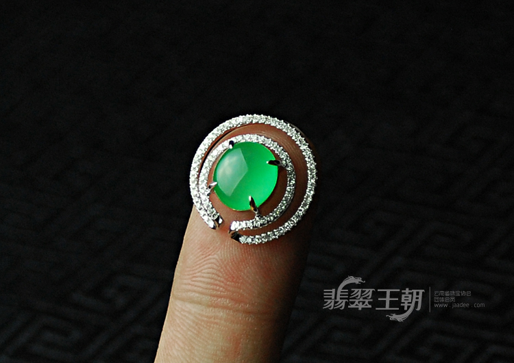 冰玻种翠色满绿包白金缅甸翡翠胸坠