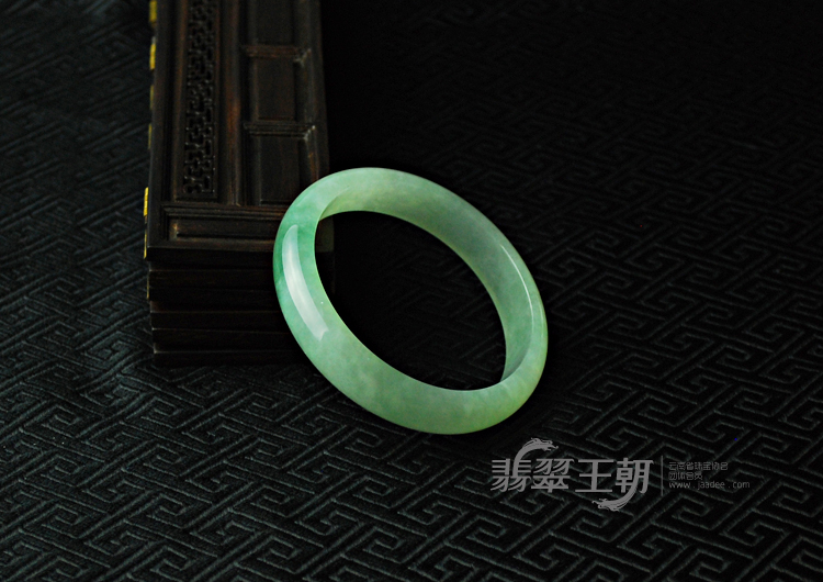 糯冰种晴水缅甸翡翠手镯（57.2）