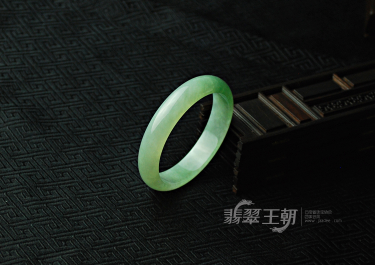 糯冰种晴水缅甸翡翠手镯（57.2）