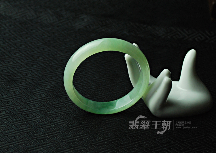 糯冰种晴水缅甸翡翠手镯（57.2）