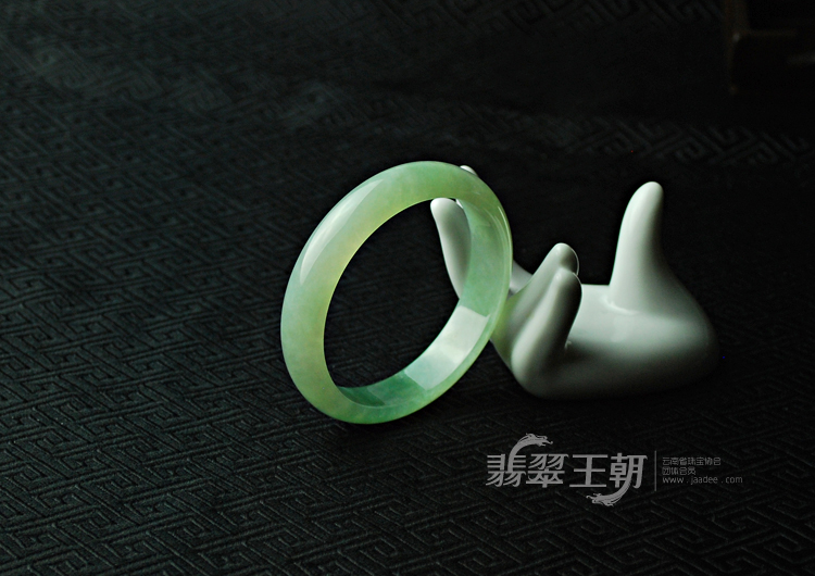 糯冰种晴水缅甸翡翠手镯（57.2）