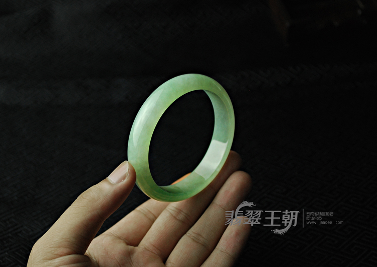 糯冰种晴水缅甸翡翠手镯（57.2）