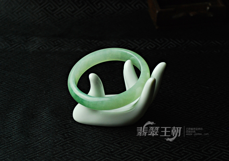 糯冰种晴水缅甸翡翠手镯（57.2）
