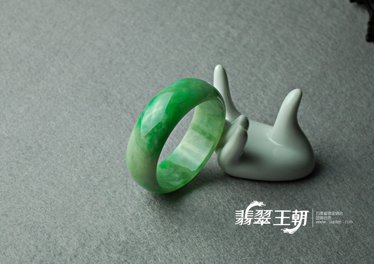 糯冰种翠色缅甸翡翠手镯（56.4）