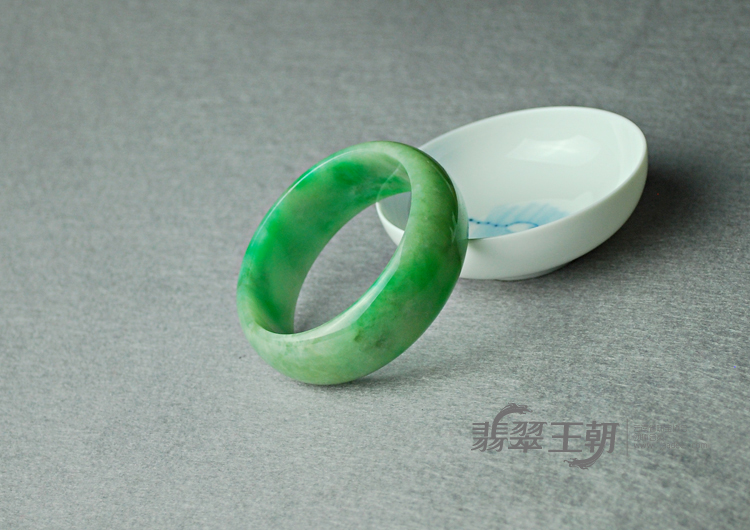 糯冰种翠色缅甸翡翠手镯（56.4）