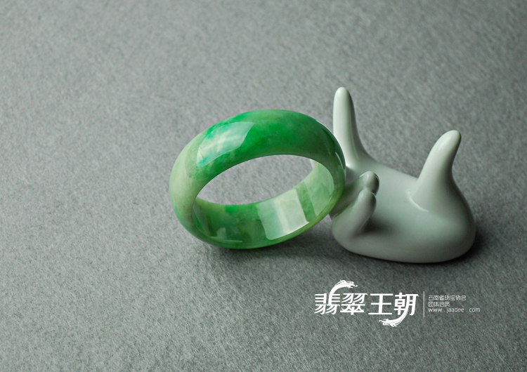 糯冰种翠色缅甸翡翠手镯（56.4）