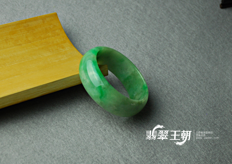 糯冰种翠色缅甸翡翠手镯（56.4）