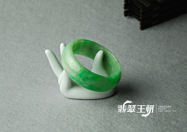 糯冰种翠色缅甸翡翠手镯（56.4）