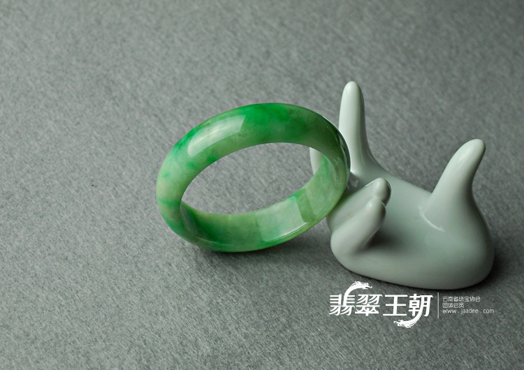 糯冰种翠色缅甸翡翠手镯（54.7）