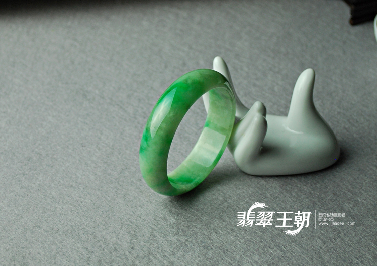 糯冰种翠色缅甸翡翠手镯（54.7）