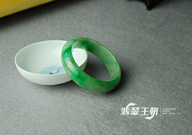 糯冰种翠色缅甸翡翠手镯（54.7）