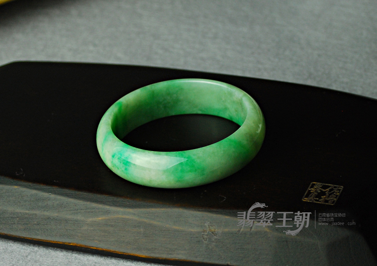 糯冰种翠色缅甸翡翠手镯（54.7）