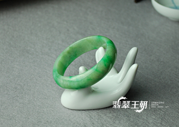 糯冰种翠色缅甸翡翠手镯（54.7）