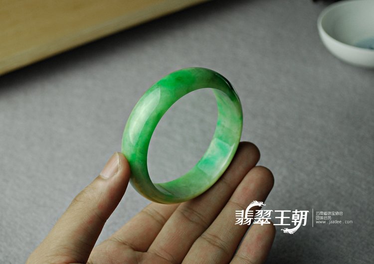 糯冰种翠色缅甸翡翠手镯（54.7）