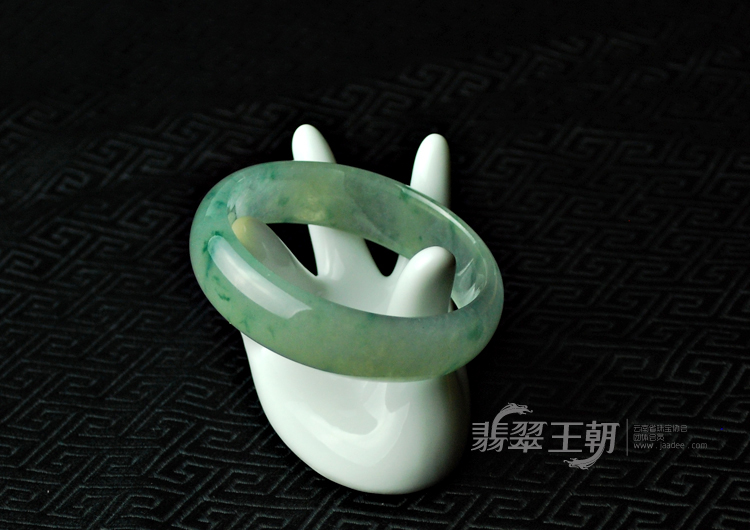 冰种飘花缅甸翡翠手镯（55.1）