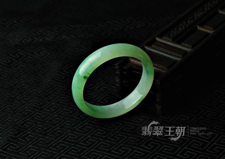 糯冰种飘翠缅甸翡翠手镯（55.7）