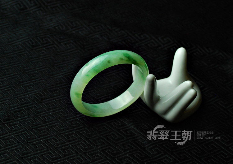 糯冰种飘翠缅甸翡翠手镯（55.7）